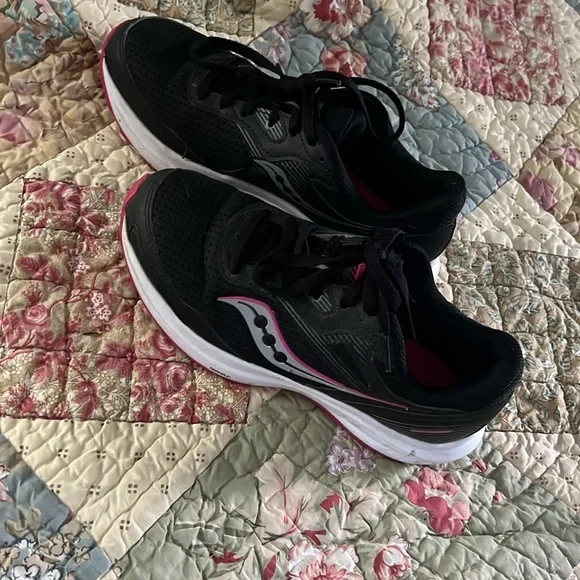 Saucony Women's Black and Pink Athletic Shoes 8.5w - Picture 2 of 5